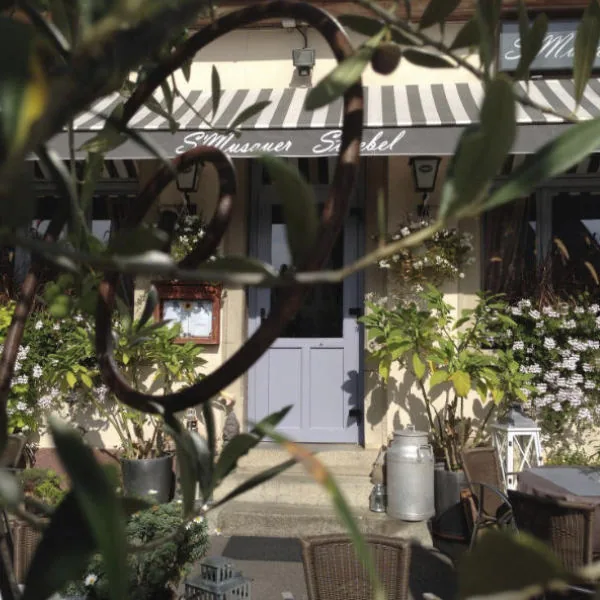 L'enseigne sous les arbres
