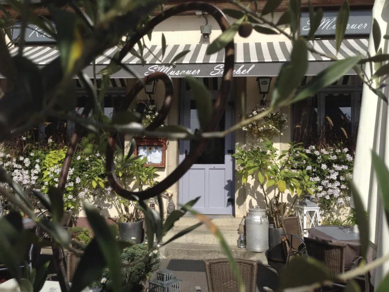 La façade dans la verdure