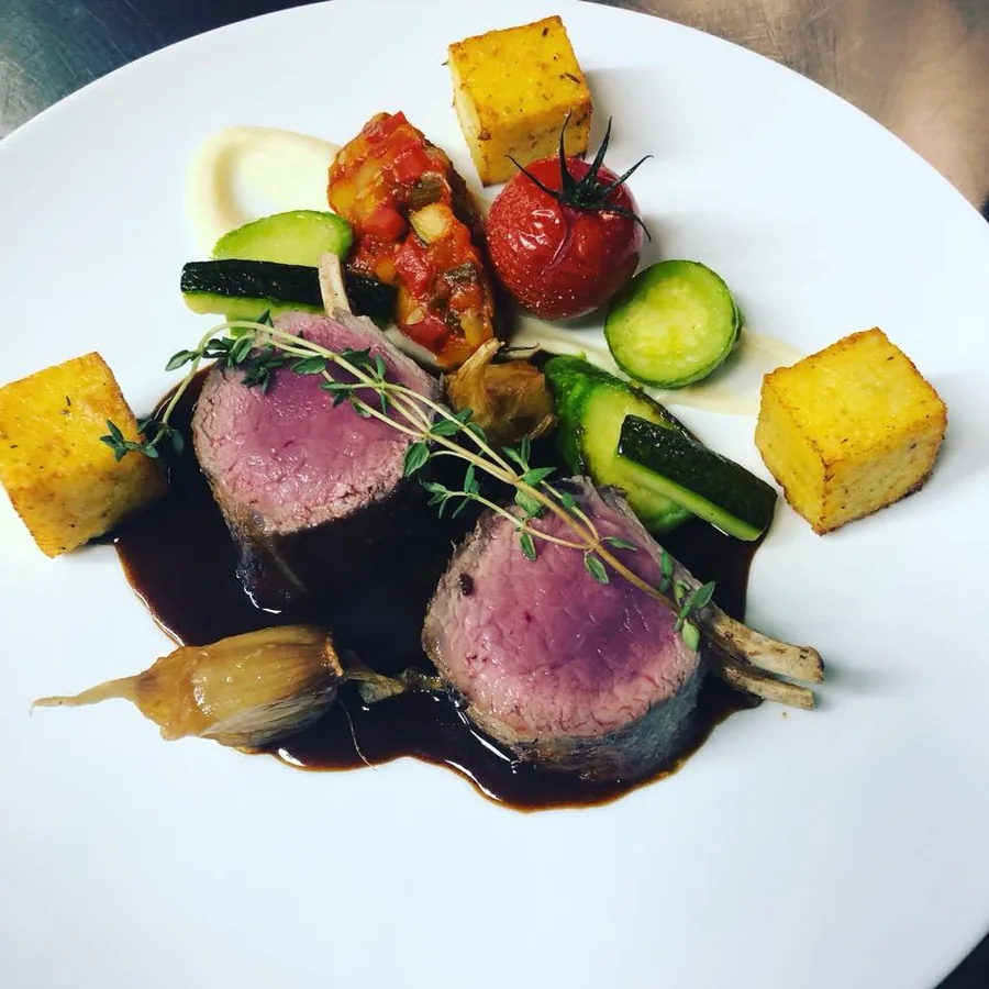 Une assiette du restaurant : viande rosée, légumes et jus