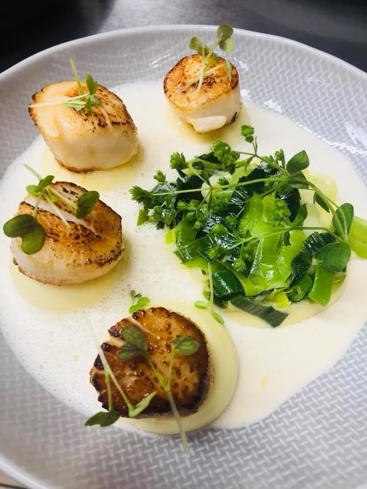 Noix de Saint-Jacques dressées dans l'assiette