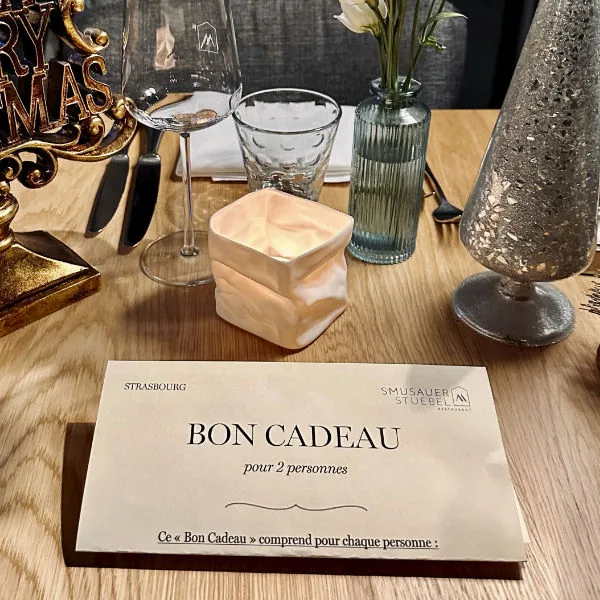Le bon cadeau du restaurant posé sur une table