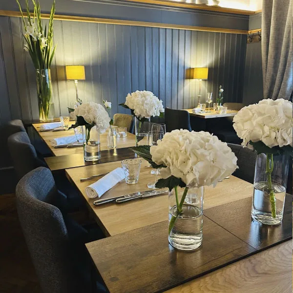 Tables dressées avec des bouquets blancs