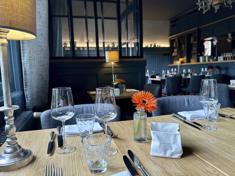 La salle, lampes et boiseries