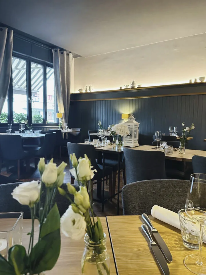 La salle et ses tables en bois